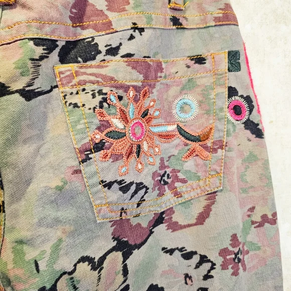 Johnny Was 2-10-10-5 Biya Embroiderd Camo Floral Denim Cropped Boho Jeans Y2K - Picture 8 of 10